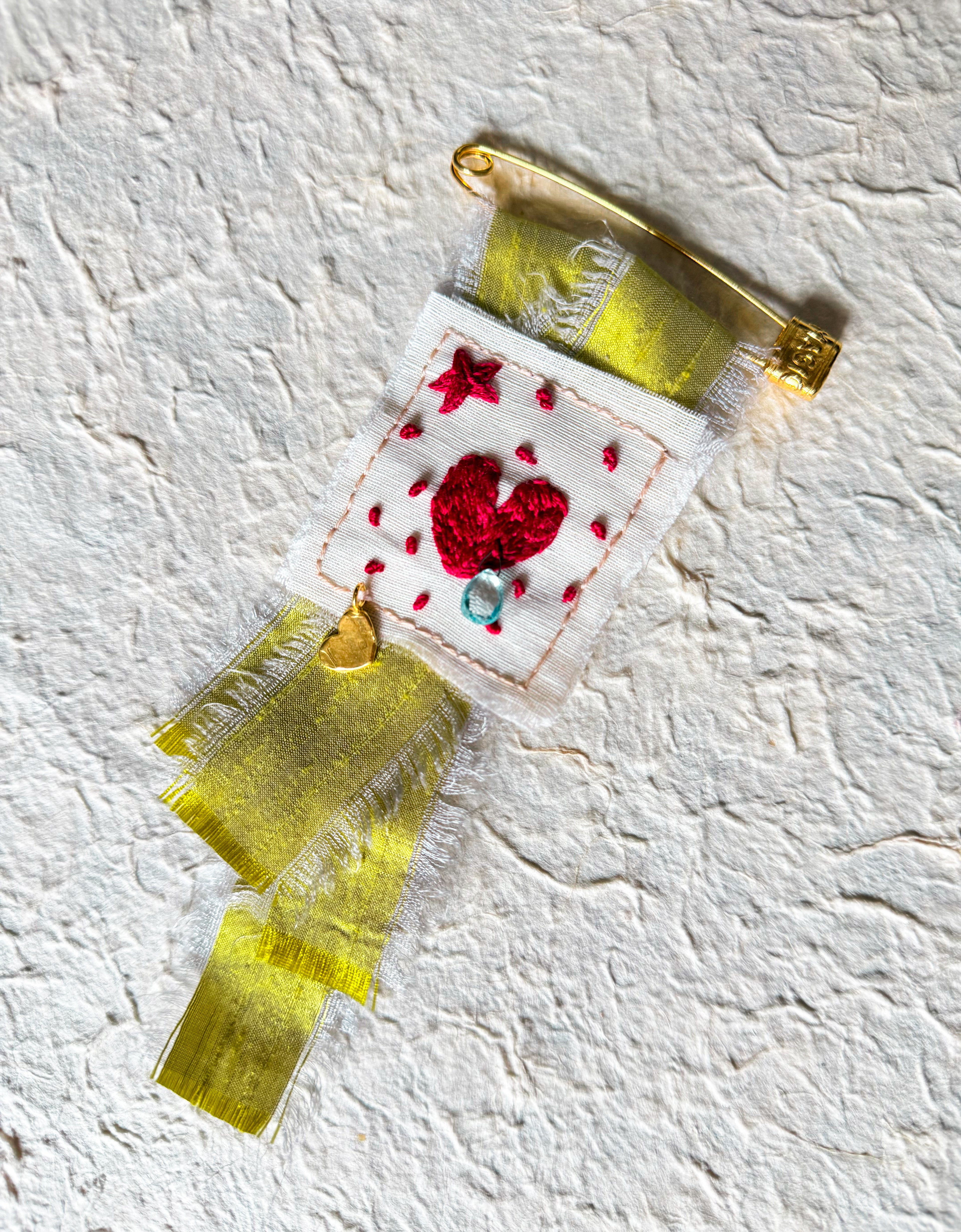 Mavi Topaz Love Broş