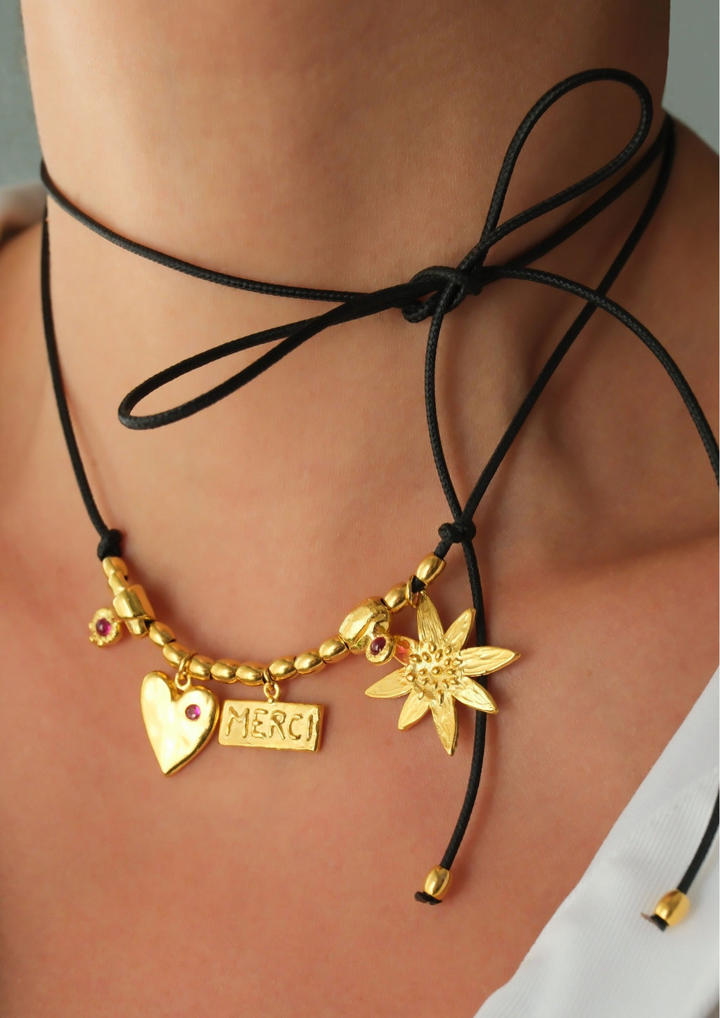 Merci Siyah Kord Charm Kolye