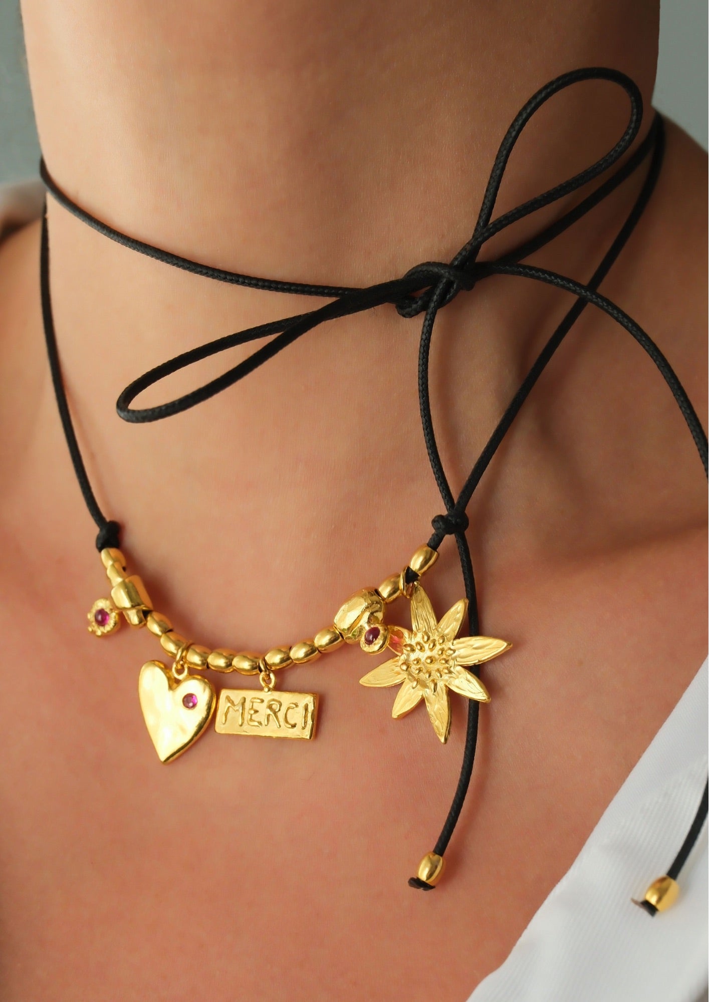 Merci Siyah Kord Charm Kolye